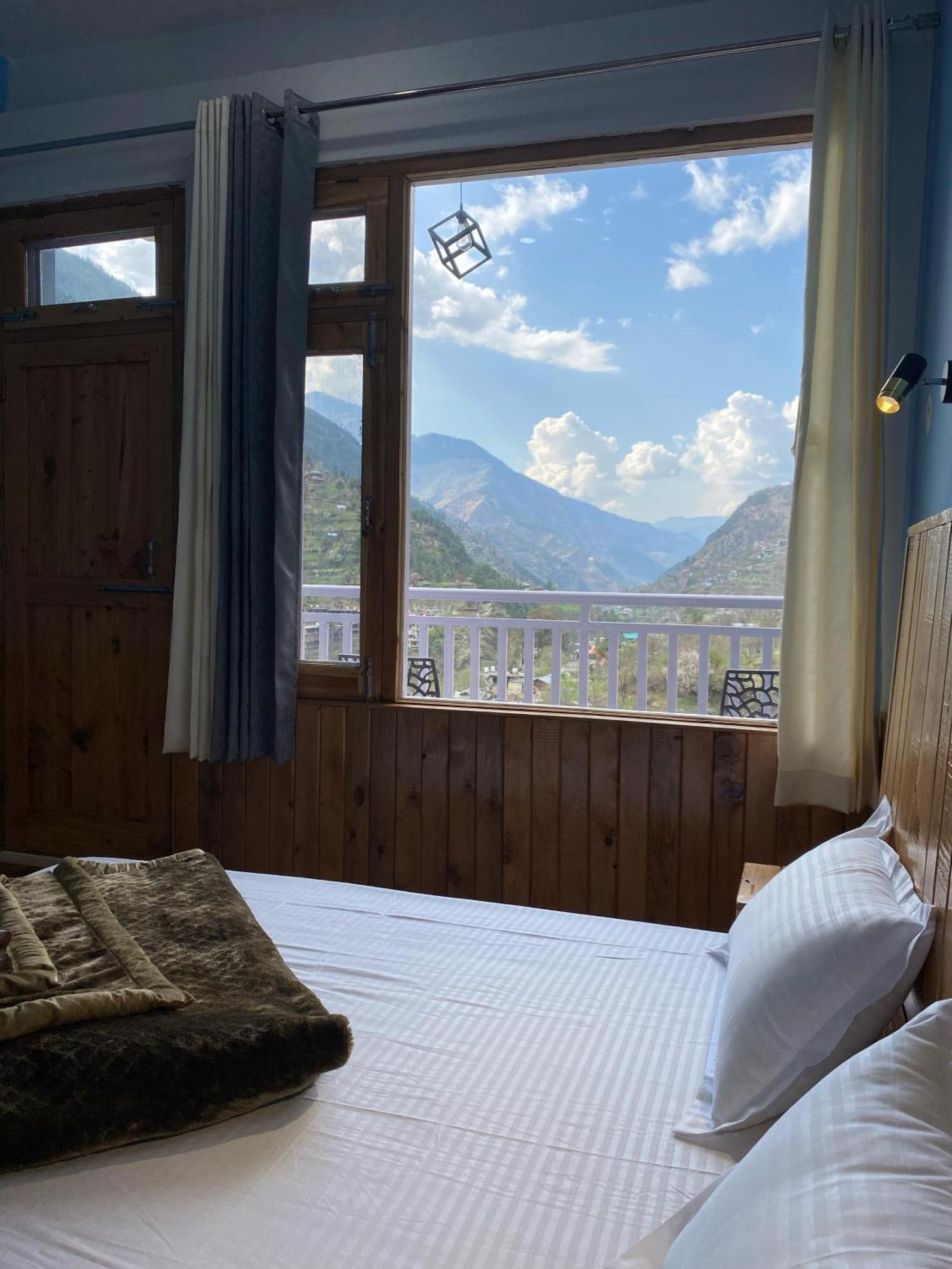 Diya Mountain House Tirthan Banjār Exteriör bild